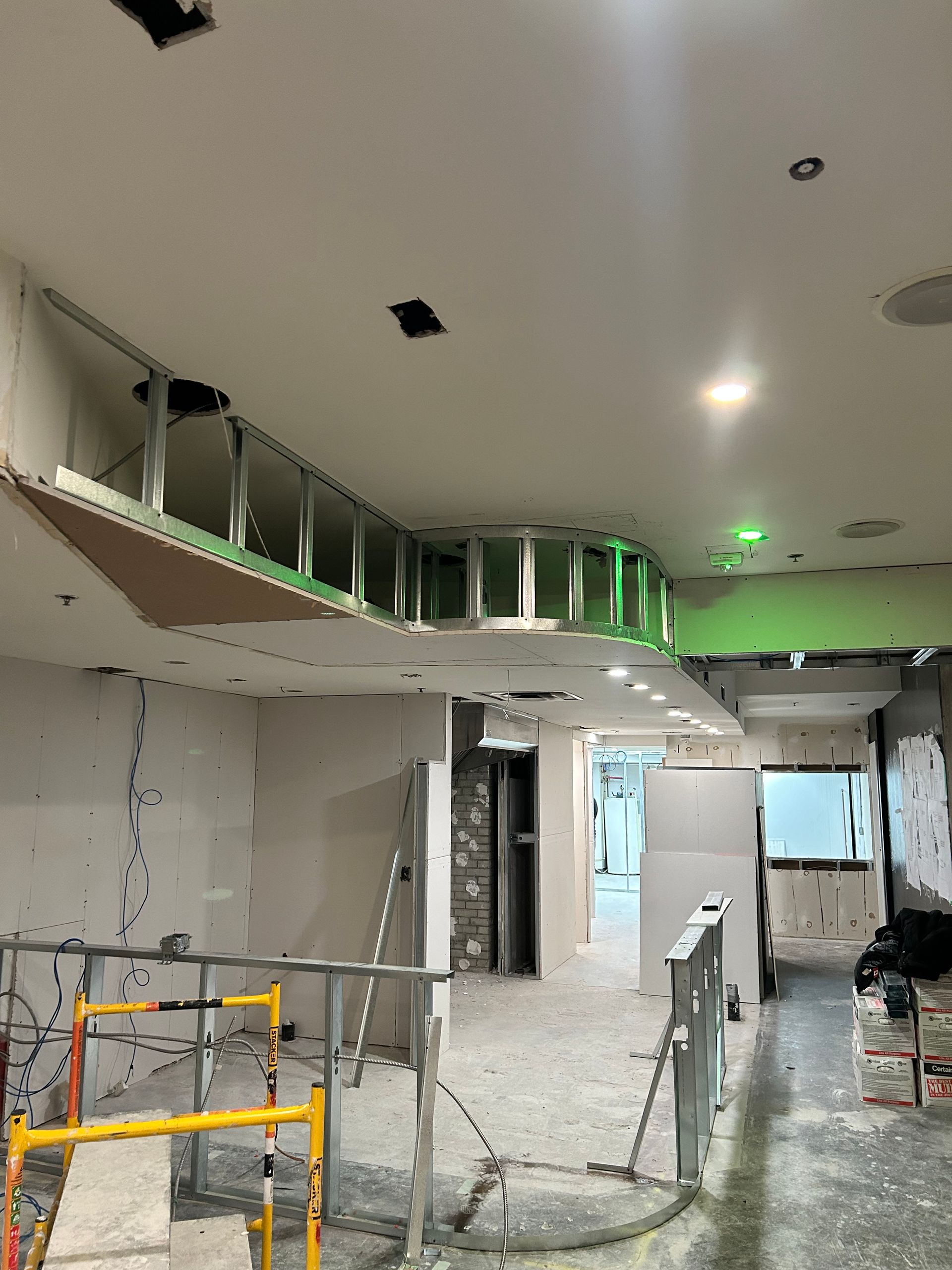 Un bâtiment en construction avec une lumière verte au plafond