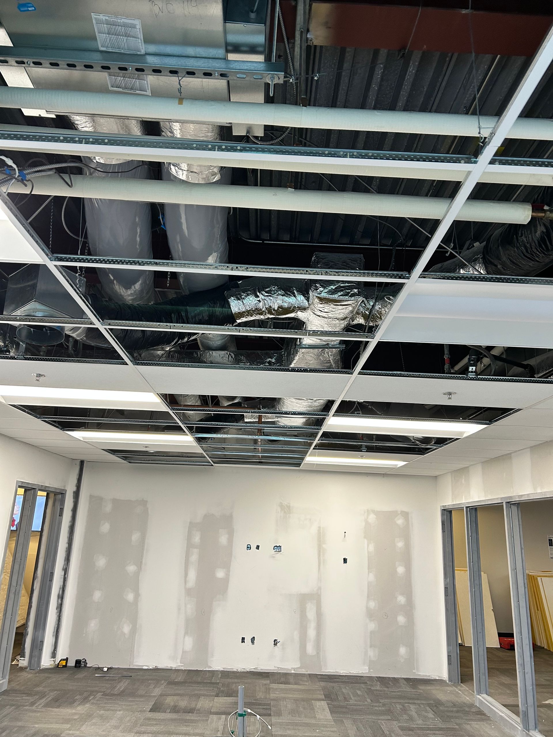 Une pièce avec un plafond en cours de rénovation.