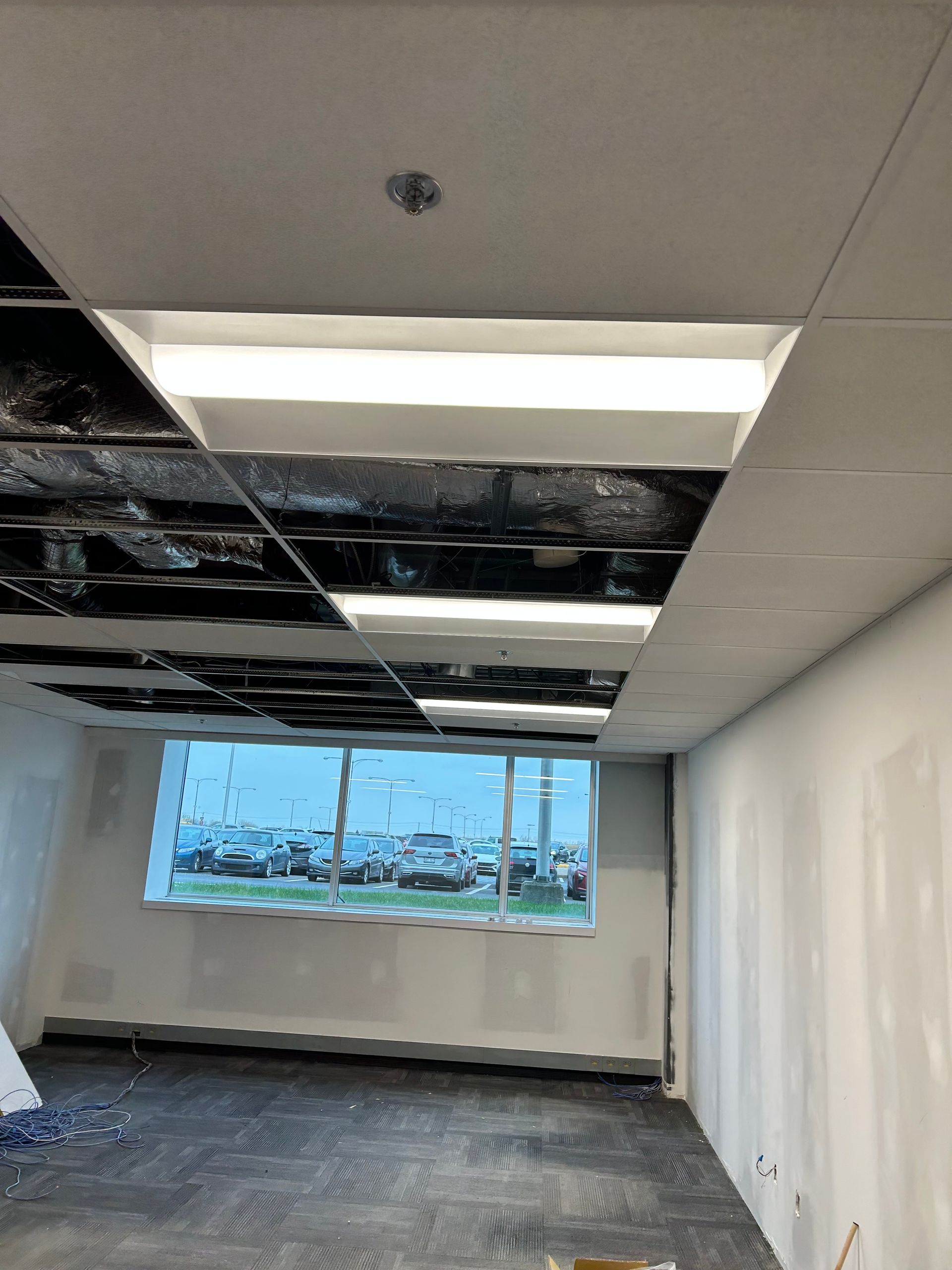 Une pièce avec une fenêtre et un plafond qui est en cours de rénovation.