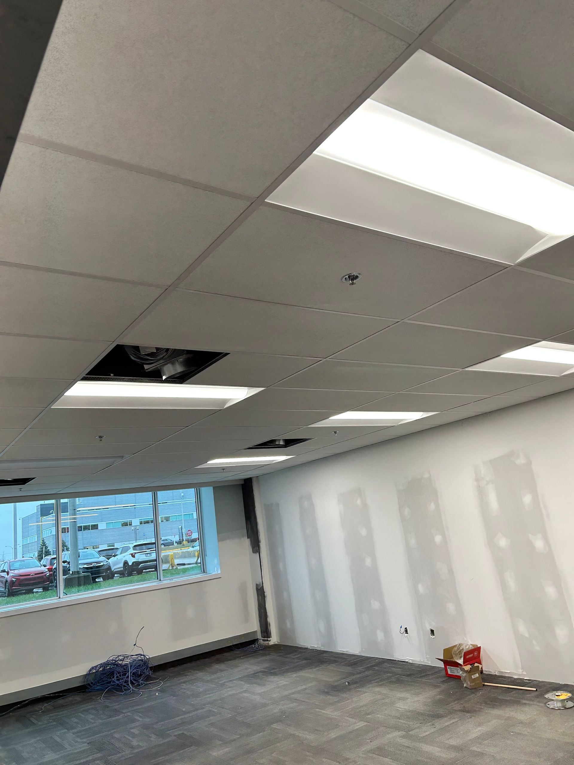 Une pièce vide avec un plafond dans lequel il y a un trou.