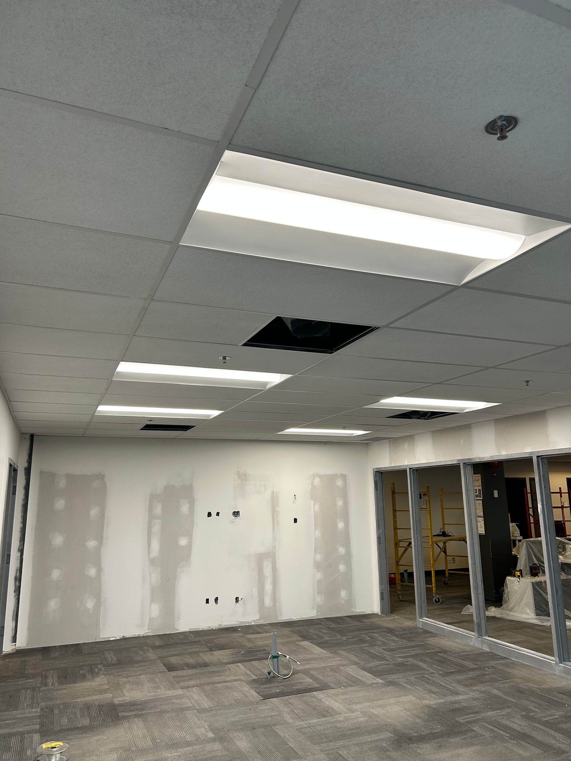 Une pièce vide avec un plafond dans lequel il y a un trou.