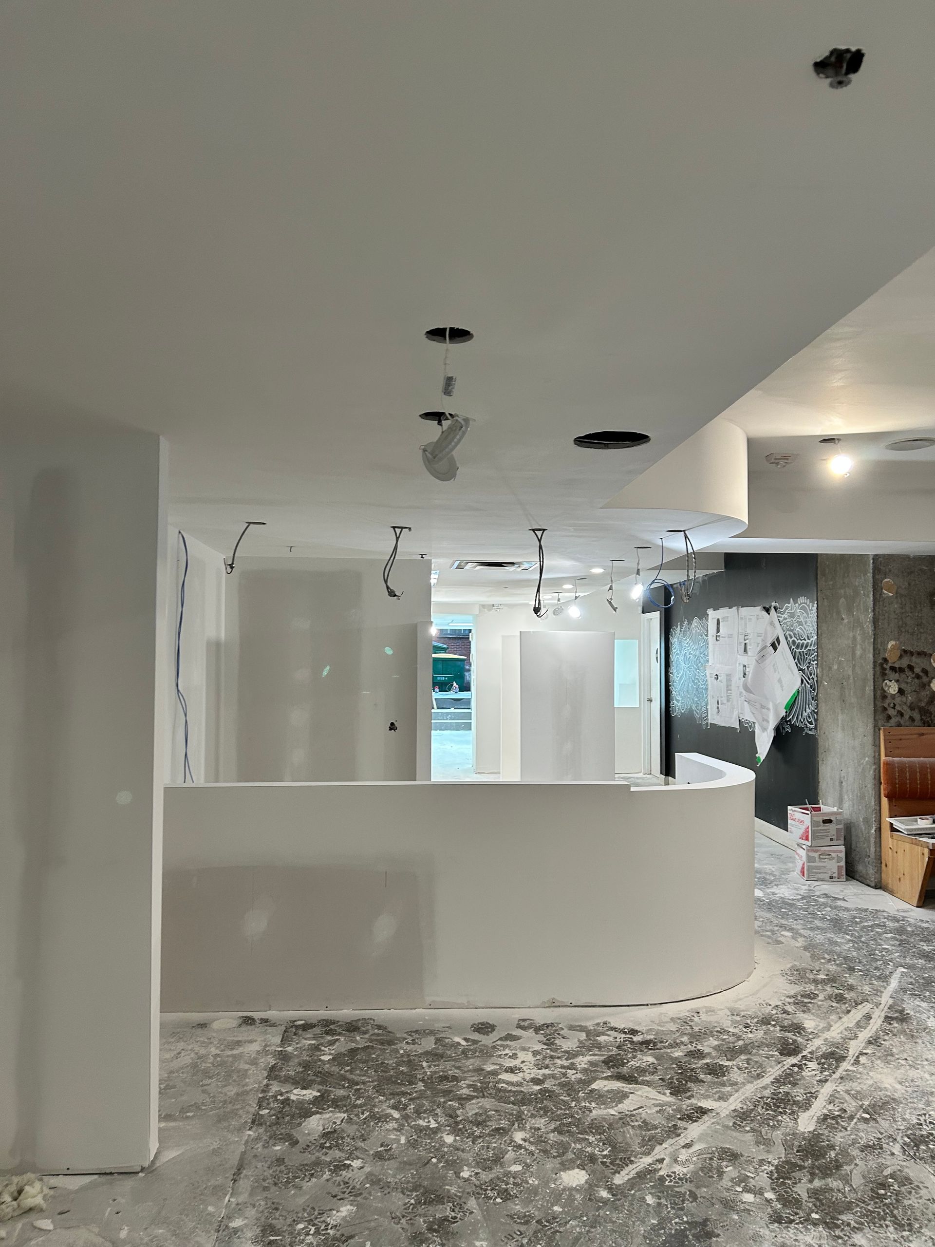 Une pièce avec beaucoup de poussière sur le sol et les murs.