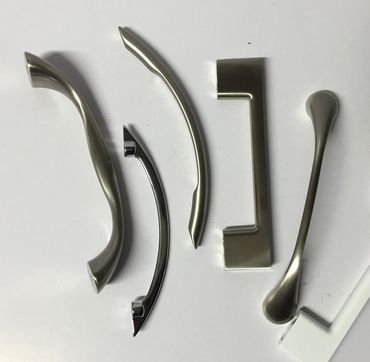 Cinque maniglie in metallo di varie forme
