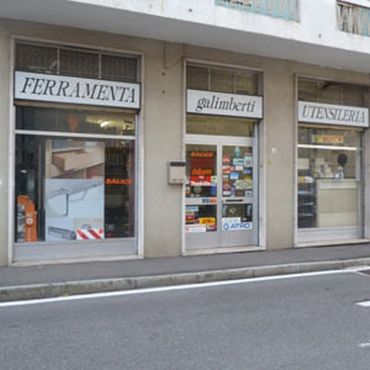 Vista frontale del negozio Ferramenta Galimberti a Paina di Giussano, Monza e Brianza