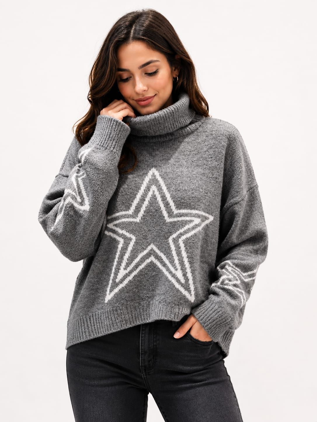 Mujer con jersey de cuello alto color burdeos