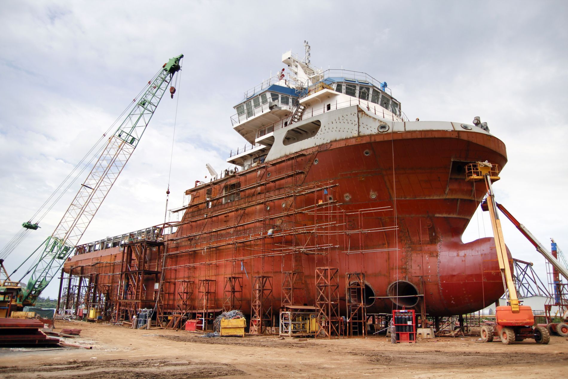 Maintenance work on a ship