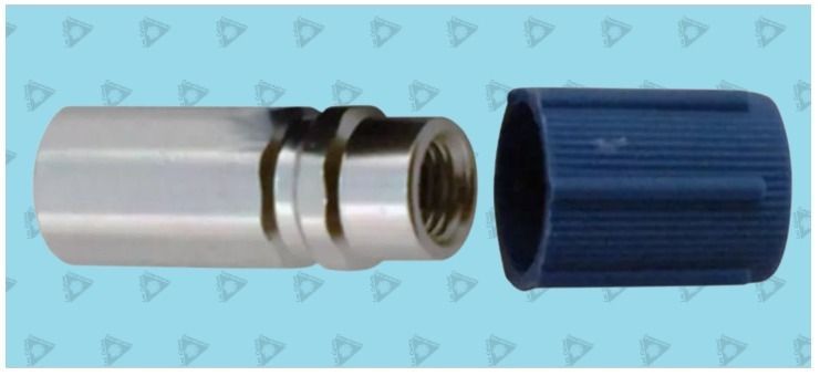 Conector plateado con tapa protectora azul, sobre fondo azul.