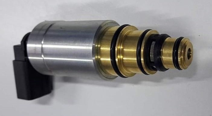 Válvula solenoide con componentes de plata y latón, conector eléctrico negro y juntas tóricas de goma.