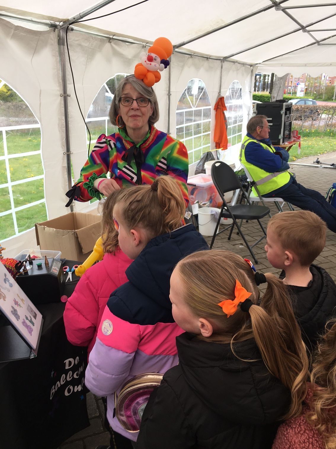 Ballonartiest Emmen, Assen, Borger, Musselkanaal, StadskaBallonartiest Emmen, Assen, Borger, Musselkanaal, Stadskanaal, Eext, Exloo, Buinen, Hoogeveen, Leek, Rodennaal, Eext, Exloo, Buinen, Hoogeveen, Leek, Roden