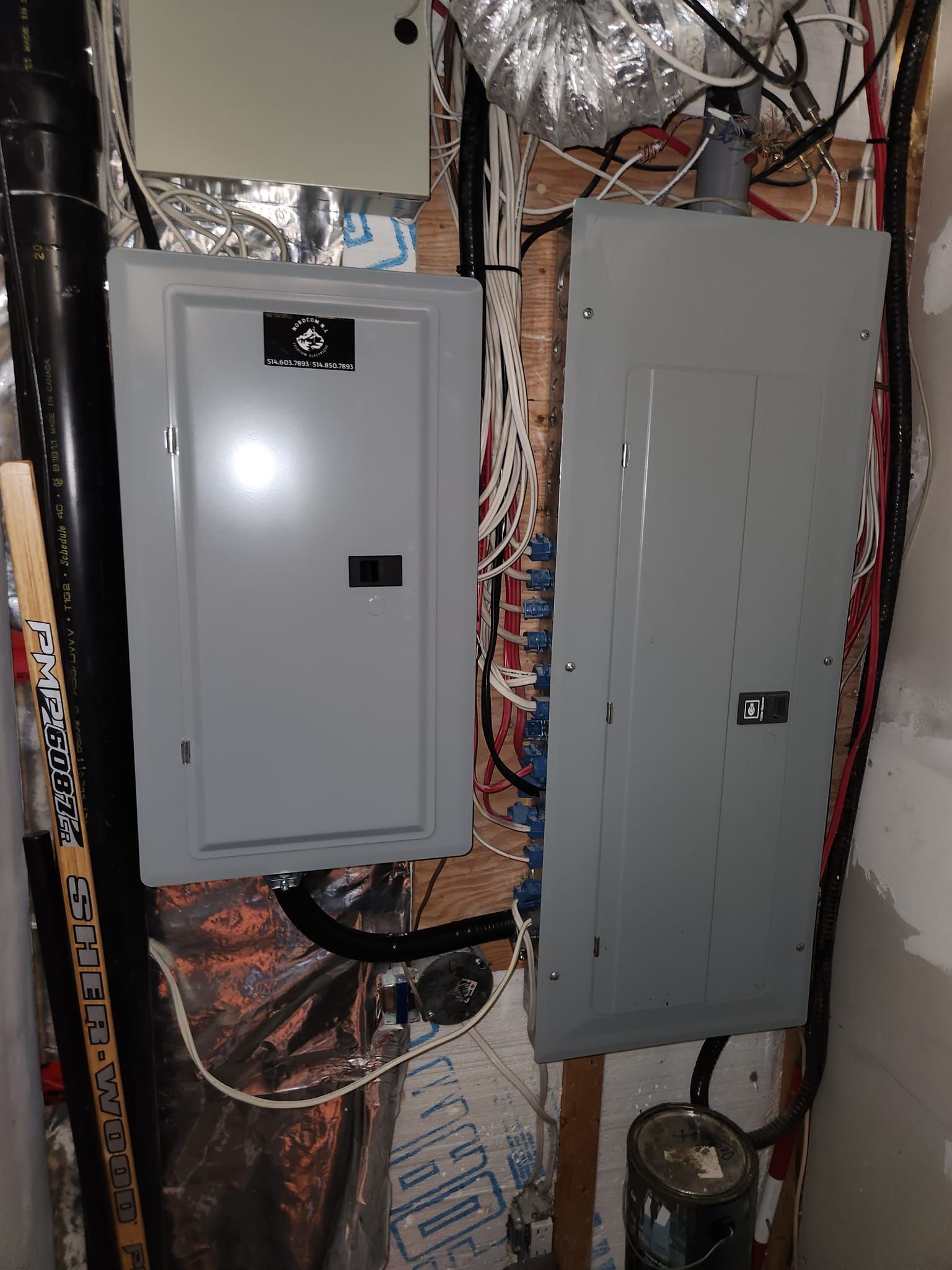 deux panneaux électriques sont accrochés au mur d une pièce.