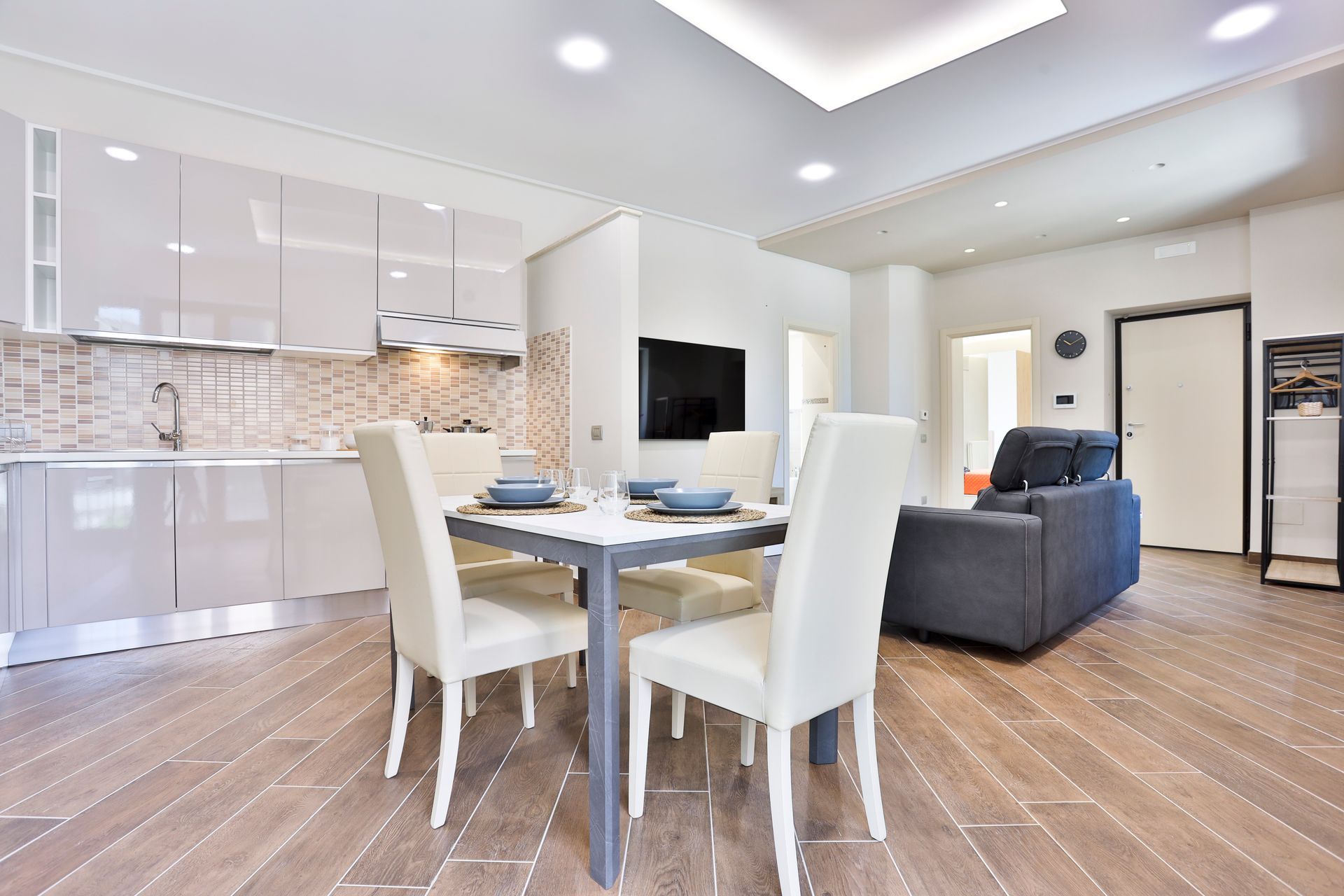 Tavolo da pranzo e sedie al centro della stanza.