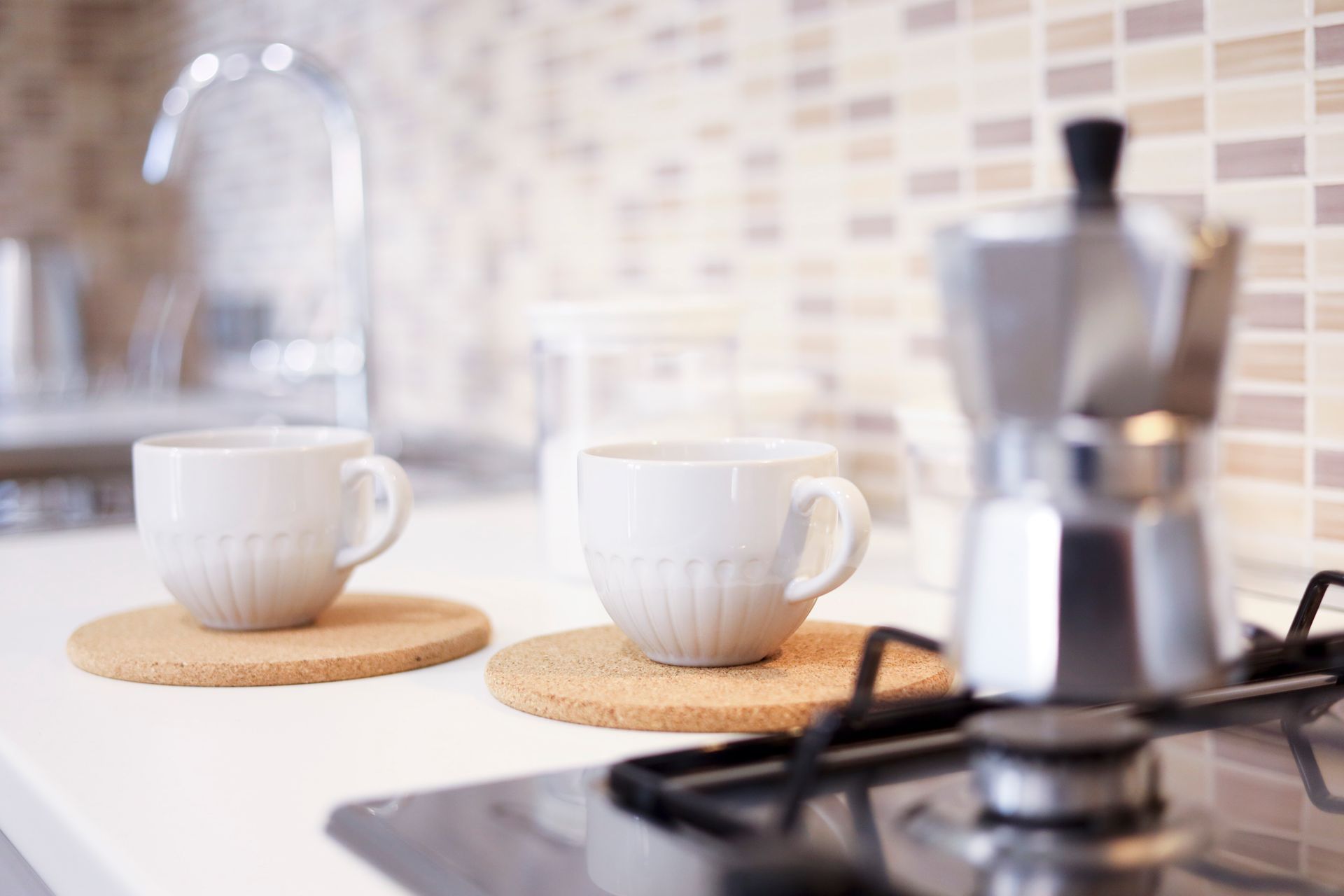 Tazze di caffè e caffettiera