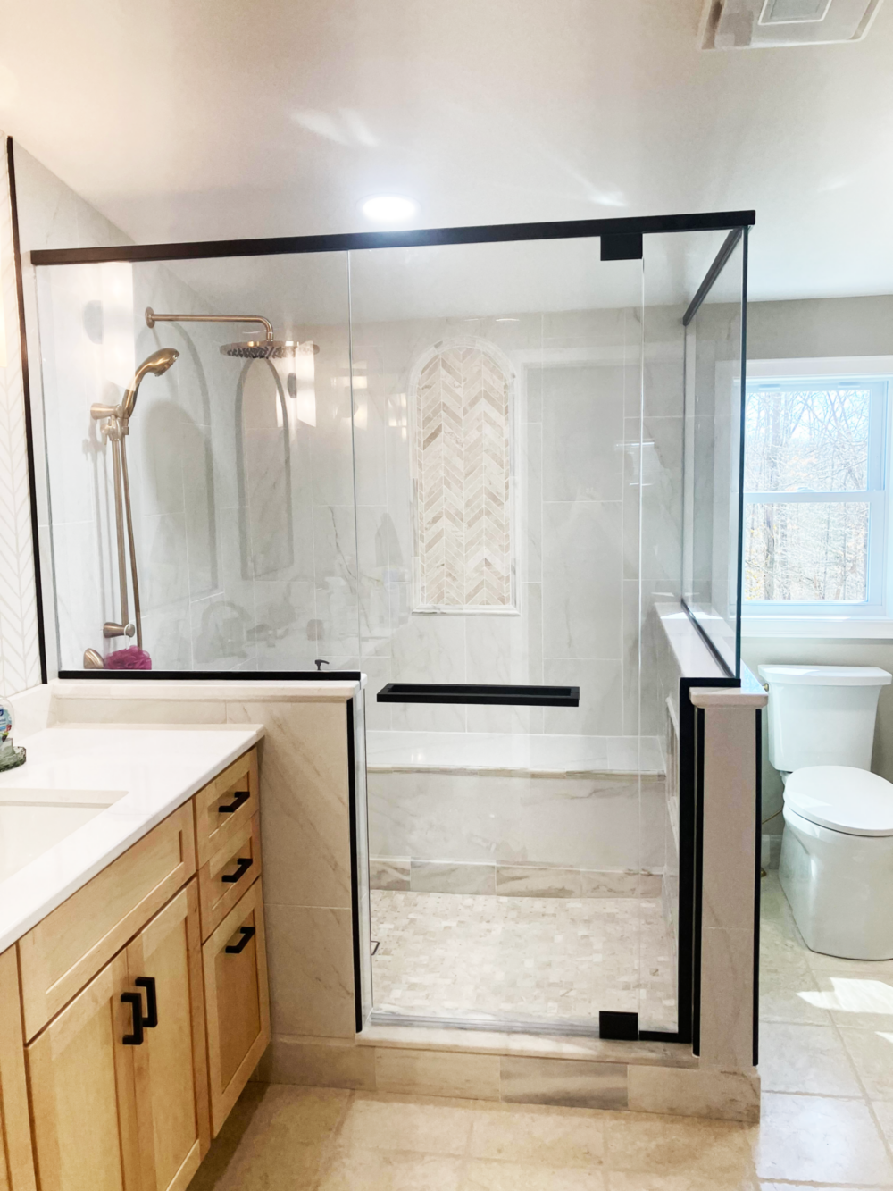 Geolux Panel/Door/Panel/Return Panel Enclosure featuring Clear Glass and Matte Black Hardware.