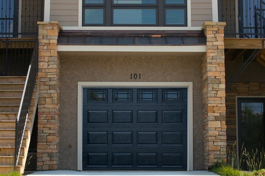 Model 80 in Carbon Black with Prairie Windows