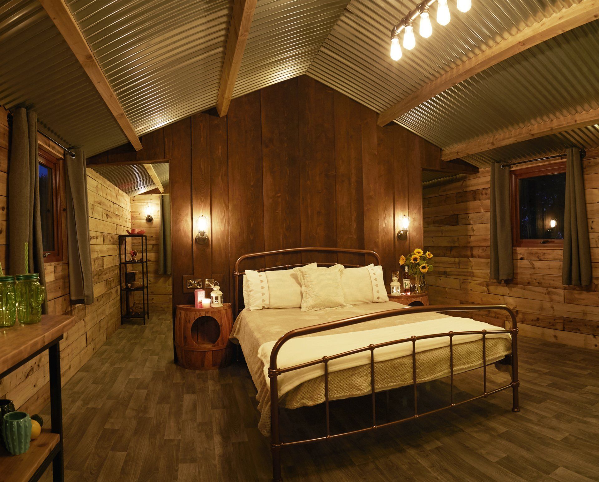 ranch style lodge with hot tub