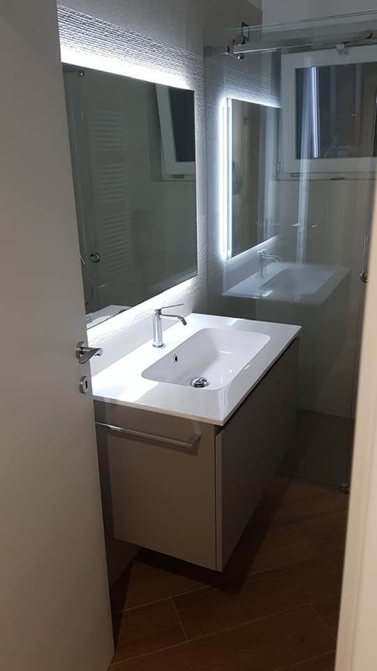 mobile bagno con rivestimento