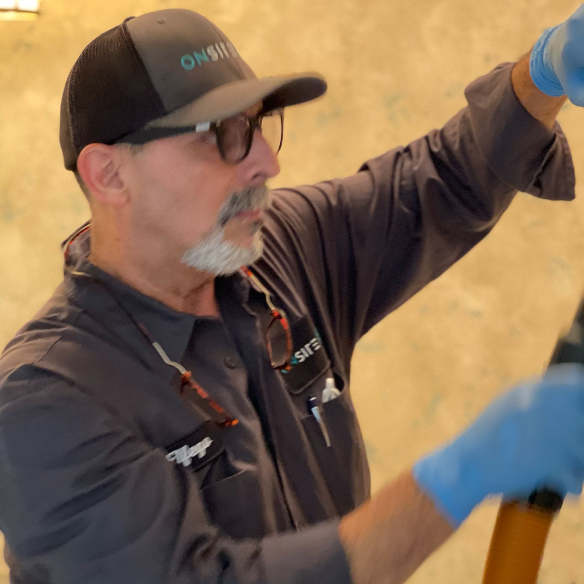 A man wearing a hat that says onshi on it