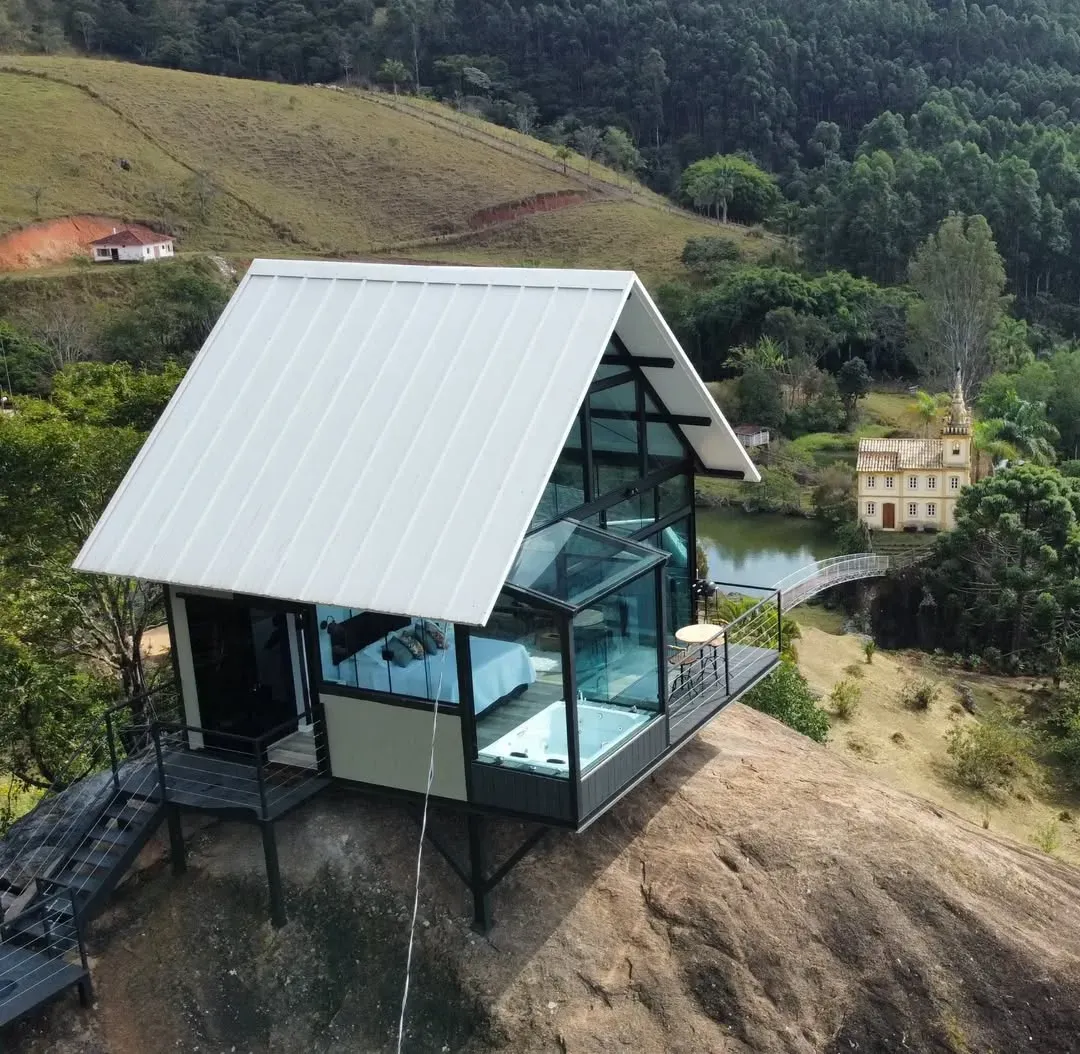 Uma vista aérea de uma casa no topo de uma colinaChalé Pedra Negra