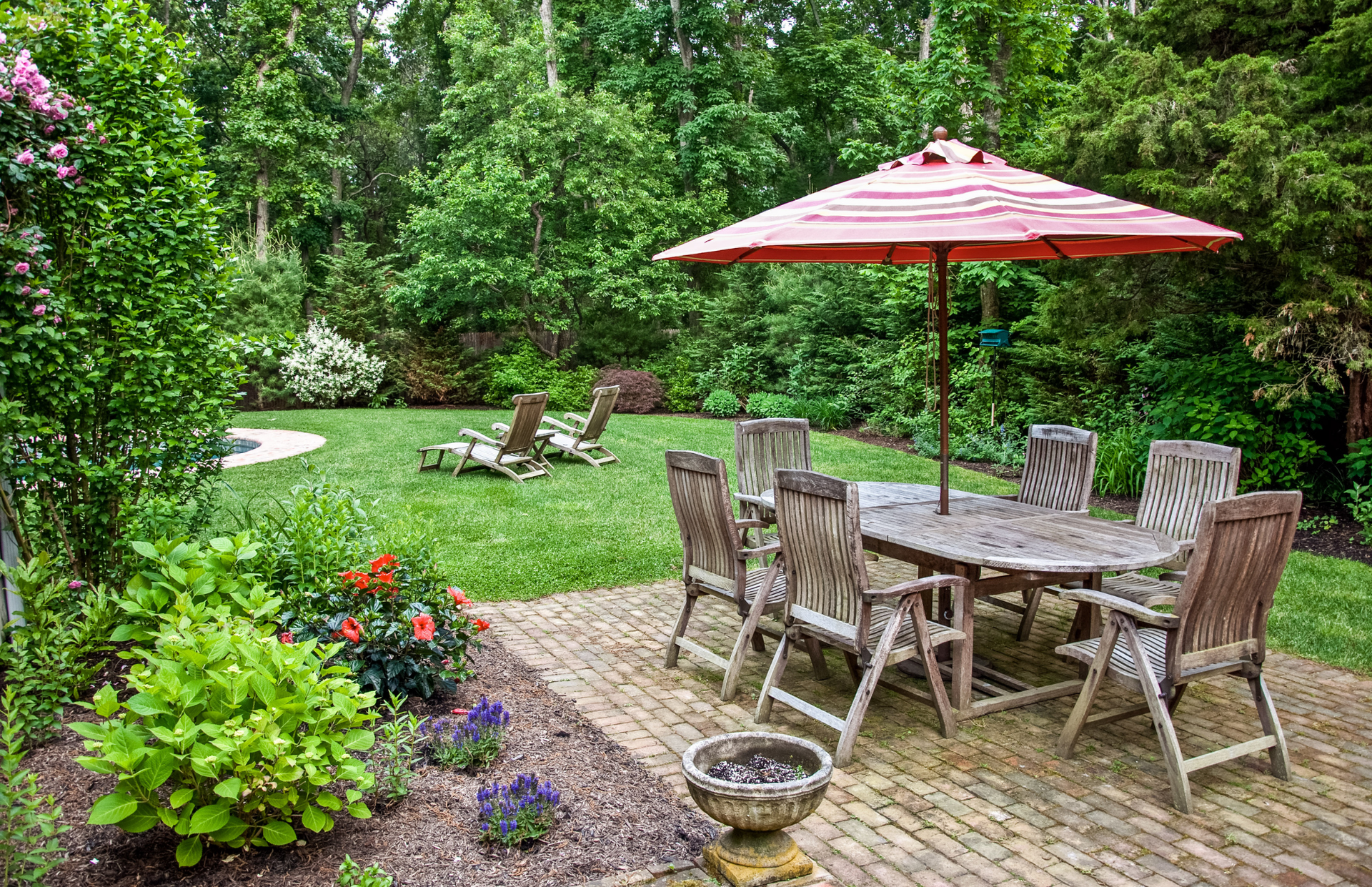 Aerial view: heavy machinery at a quarry, sorting gravel and rock.
