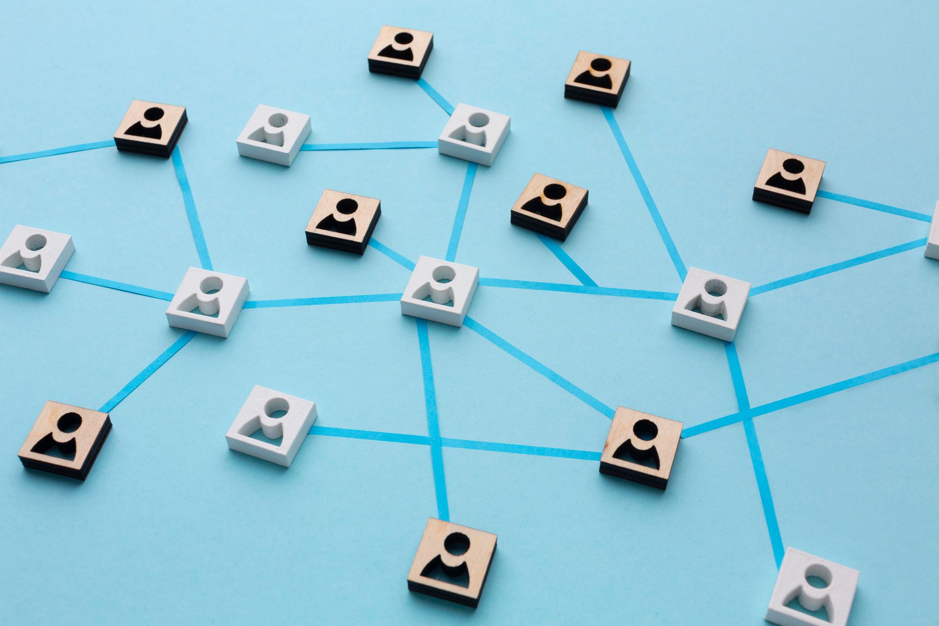 Maqueta que ilustra la automatización de datos, conectando las bases de datos de los equipos de mark