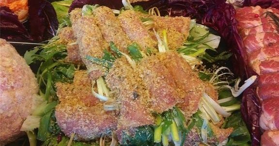 Un primo piano di un piatto di cibo con carne e verdure.