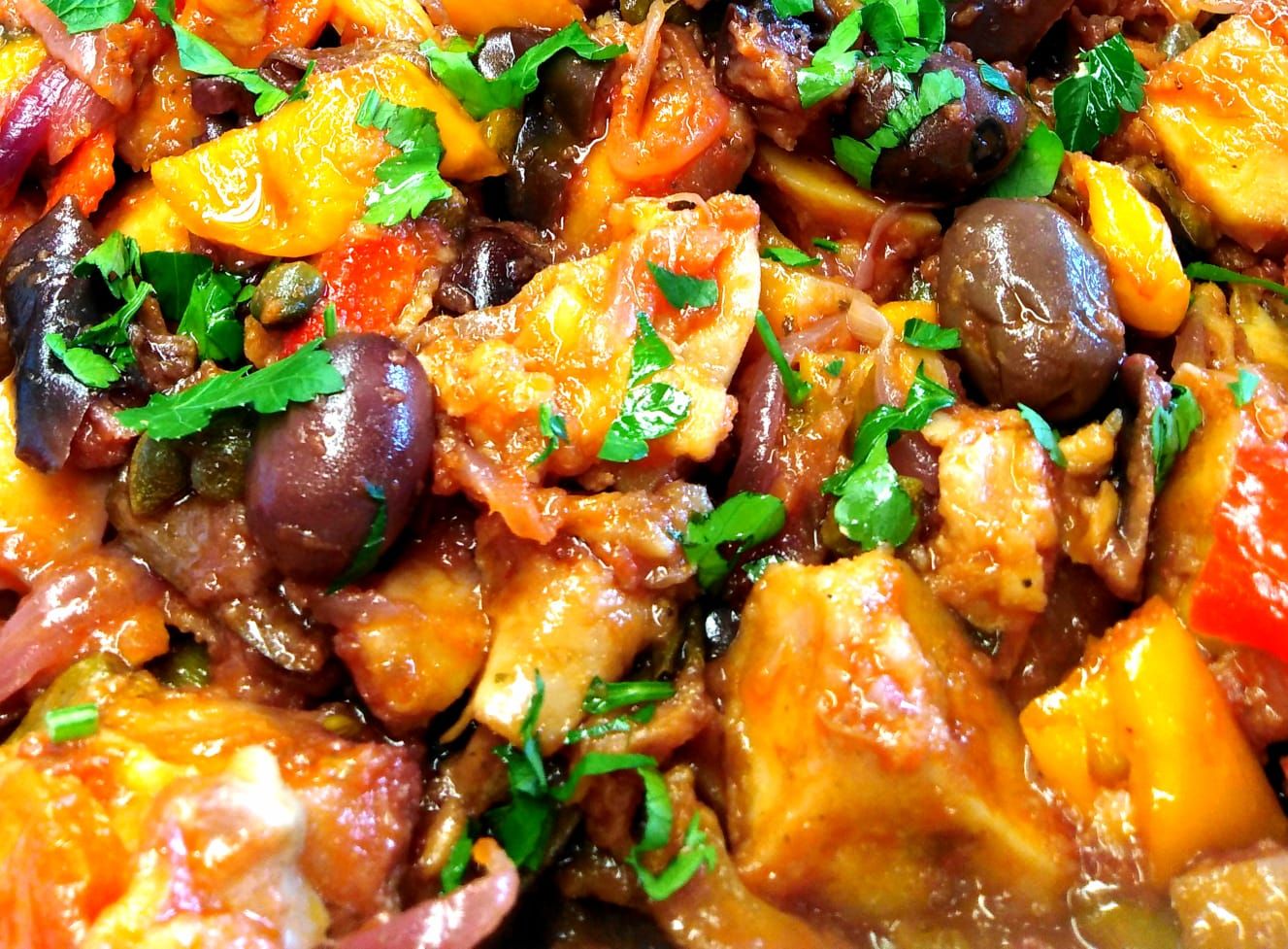 Un primo piano di un piatto di cibo con olive e pomodori