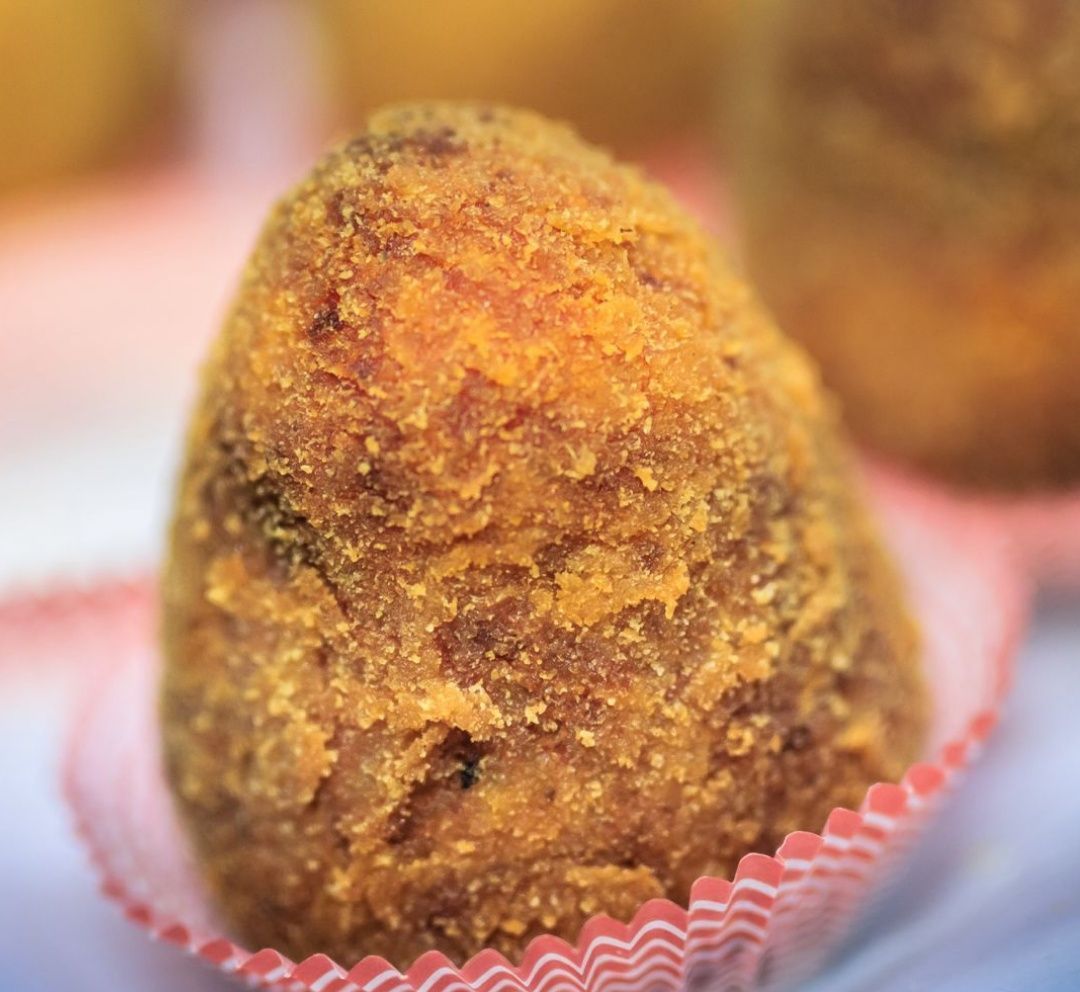 Primo piano di un alimento fritto in un bicchiere di carta.