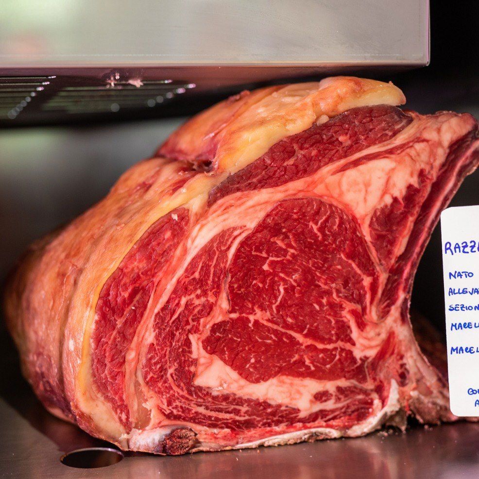 Un grosso pezzo di carne con un'etichetta che dice razzo