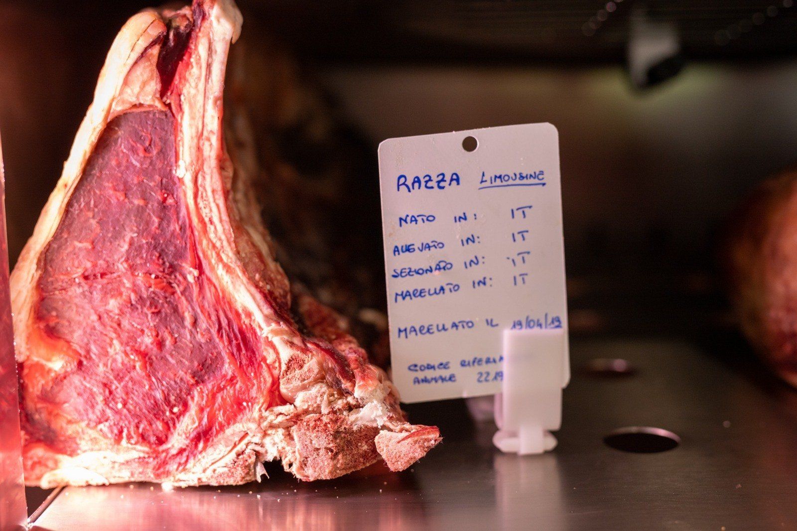 Un pezzo di carne con un'etichetta che dice razza