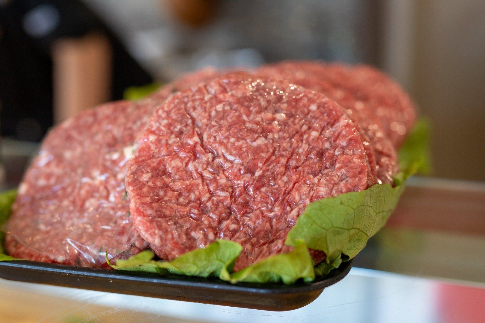 Primo piano di un vassoio di carne macinata su un tavolo.