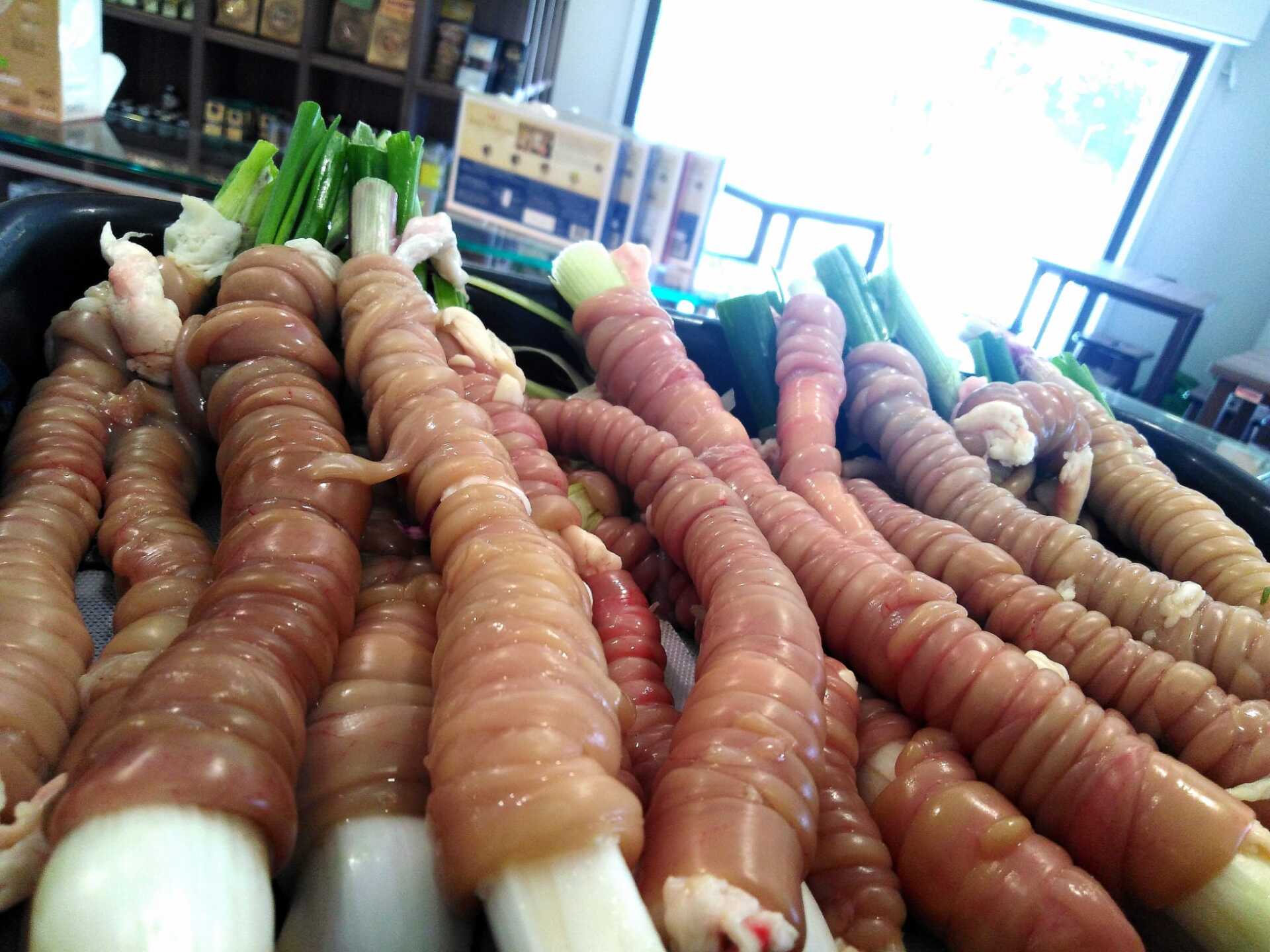 Un mazzo di carote avvolte nella pancetta sono appoggiate su un tavolo