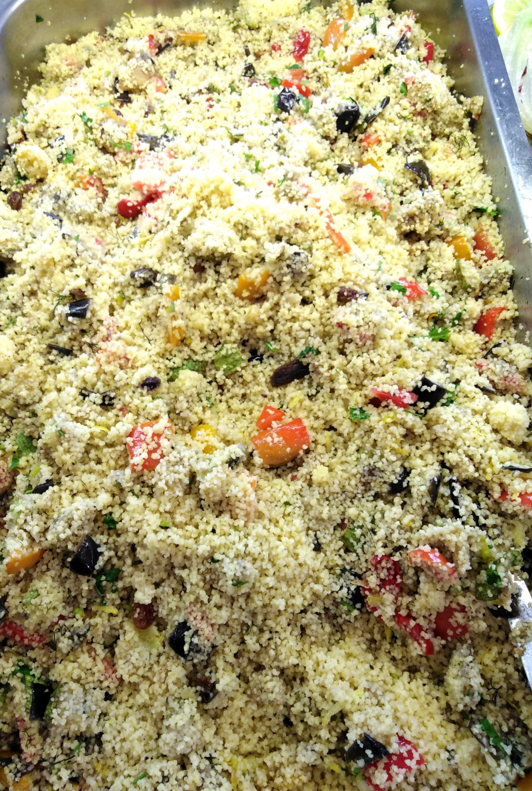 Primo piano di una casseruola piena di riso e verdure.