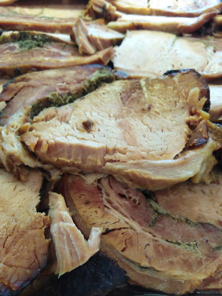 Un primo piano di carne tagliata su un tavolo.