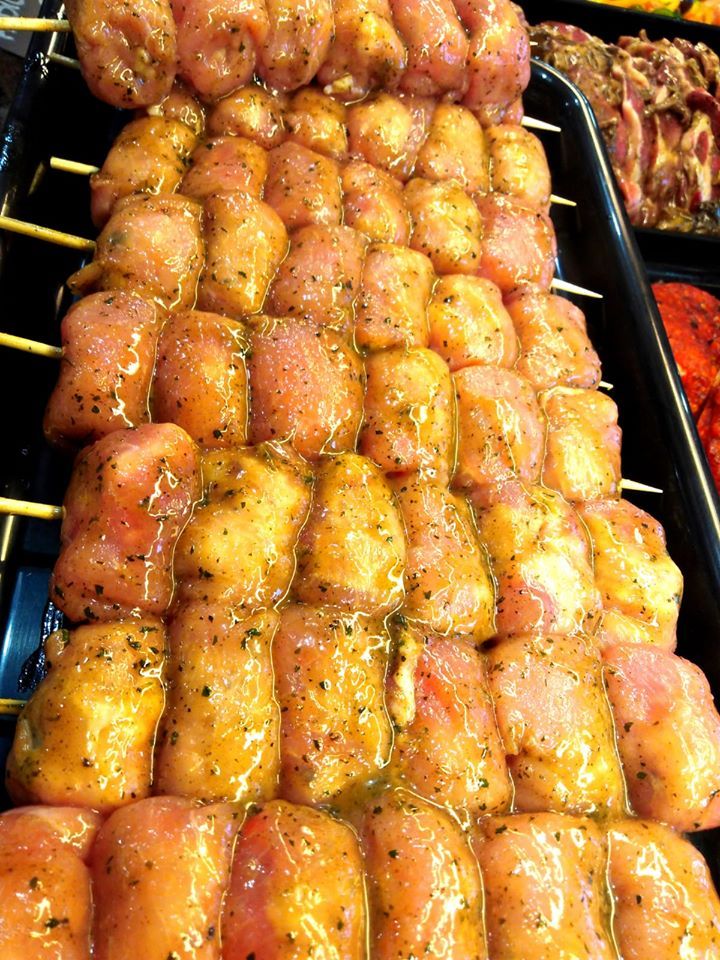 Un vassoio di spiedini di pollo appoggiato su un tavolo