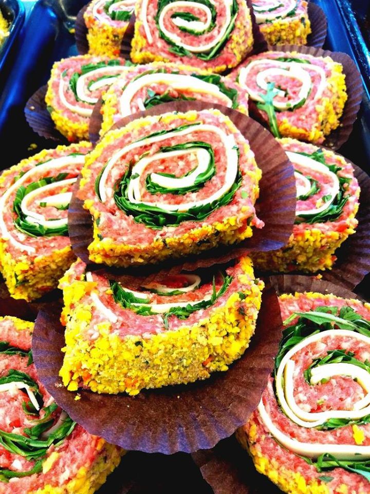 Un mucchio di tortine con carne e spinaci sopra