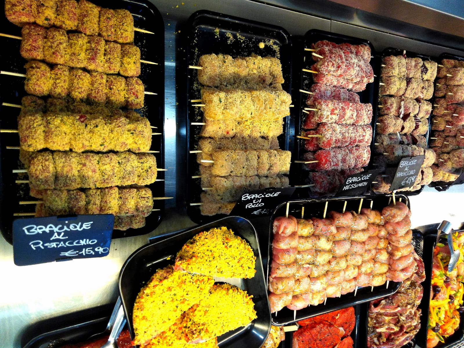 Una varietà di spiedini sono esposti sullo scaffale di un negozio.