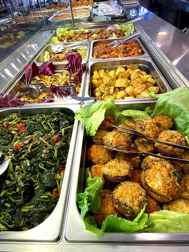Un buffet ricco di tantissimi tipi diversi di cibo.