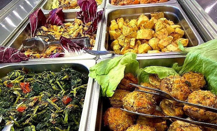 Un buffet ricco di tantissimi tipi diversi di cibo.