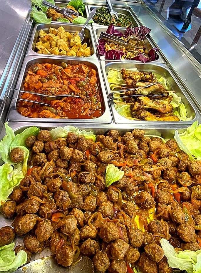 Un buffet ricco di tantissimi tipi diversi di cibo.