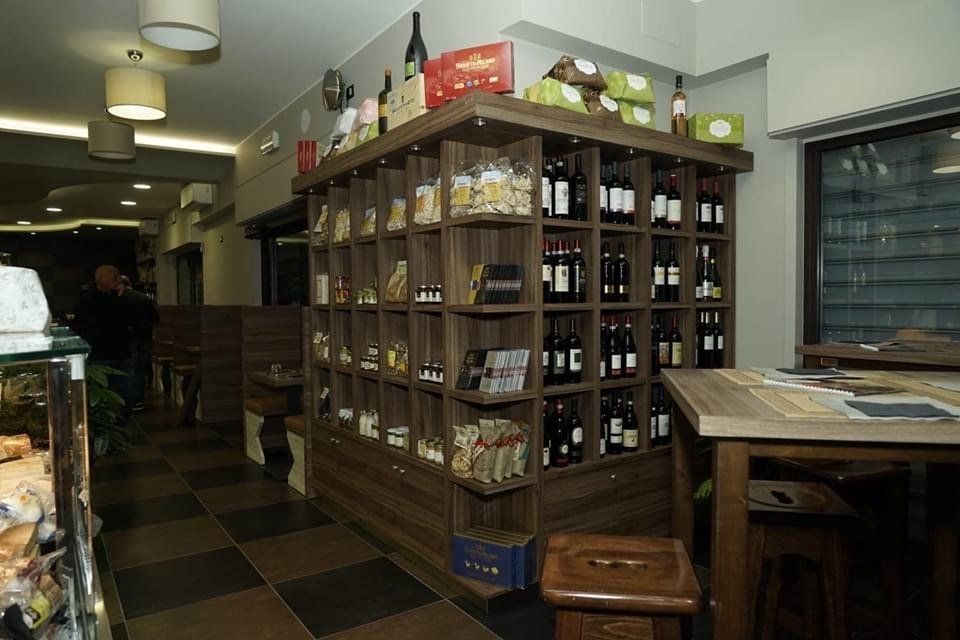 Uno scaffale con bottiglie di vino in un ristorante