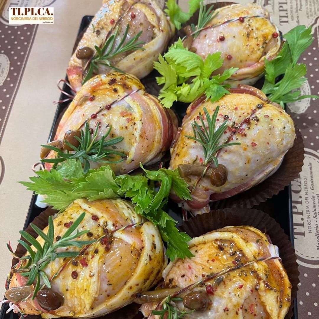 Un primo piano di un vassoio di cibo su un tavolo