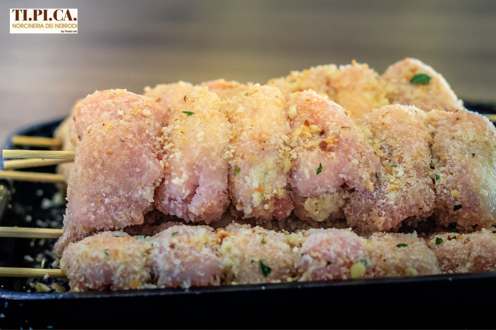 Un primo piano di un vassoio di spiedini di pollo su bastoncini