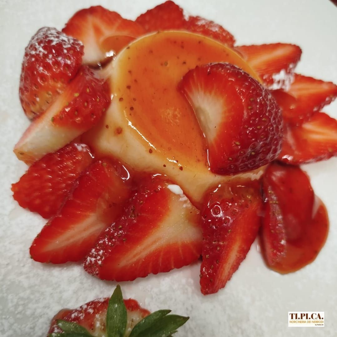 Un piatto bianco con sopra delle fragole e un logo tlpma