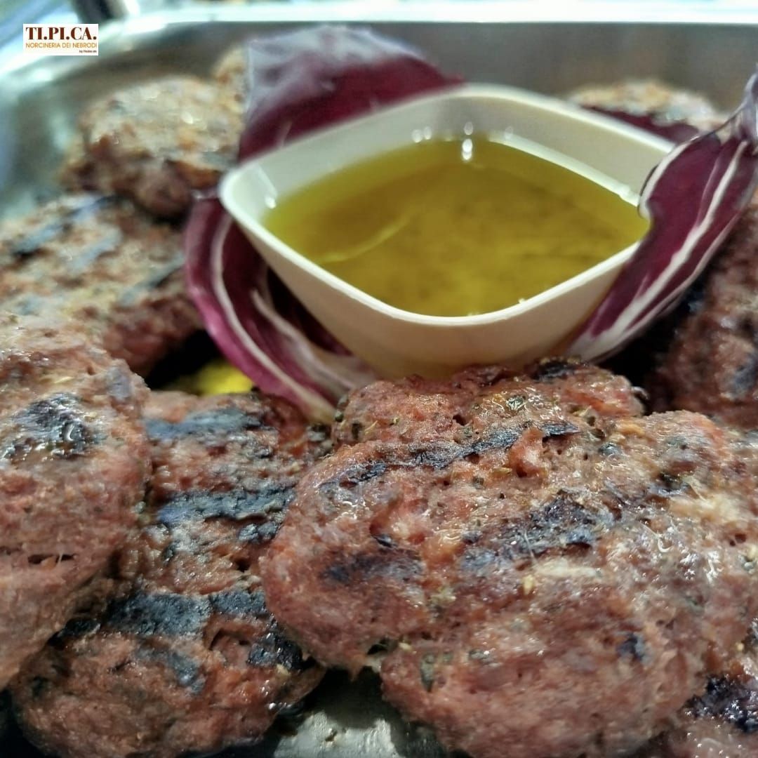 Un piatto di polpette con una piccola ciotola di salsa di accompagnamento