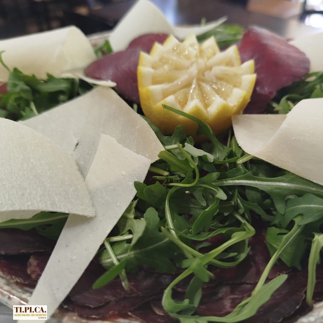 Un piatto di cibo con una fetta di limone sopra