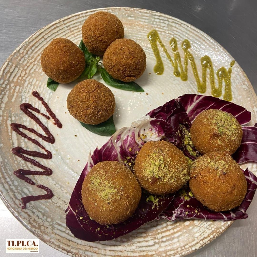 Un piatto di cibo con la parola tlplica sopra