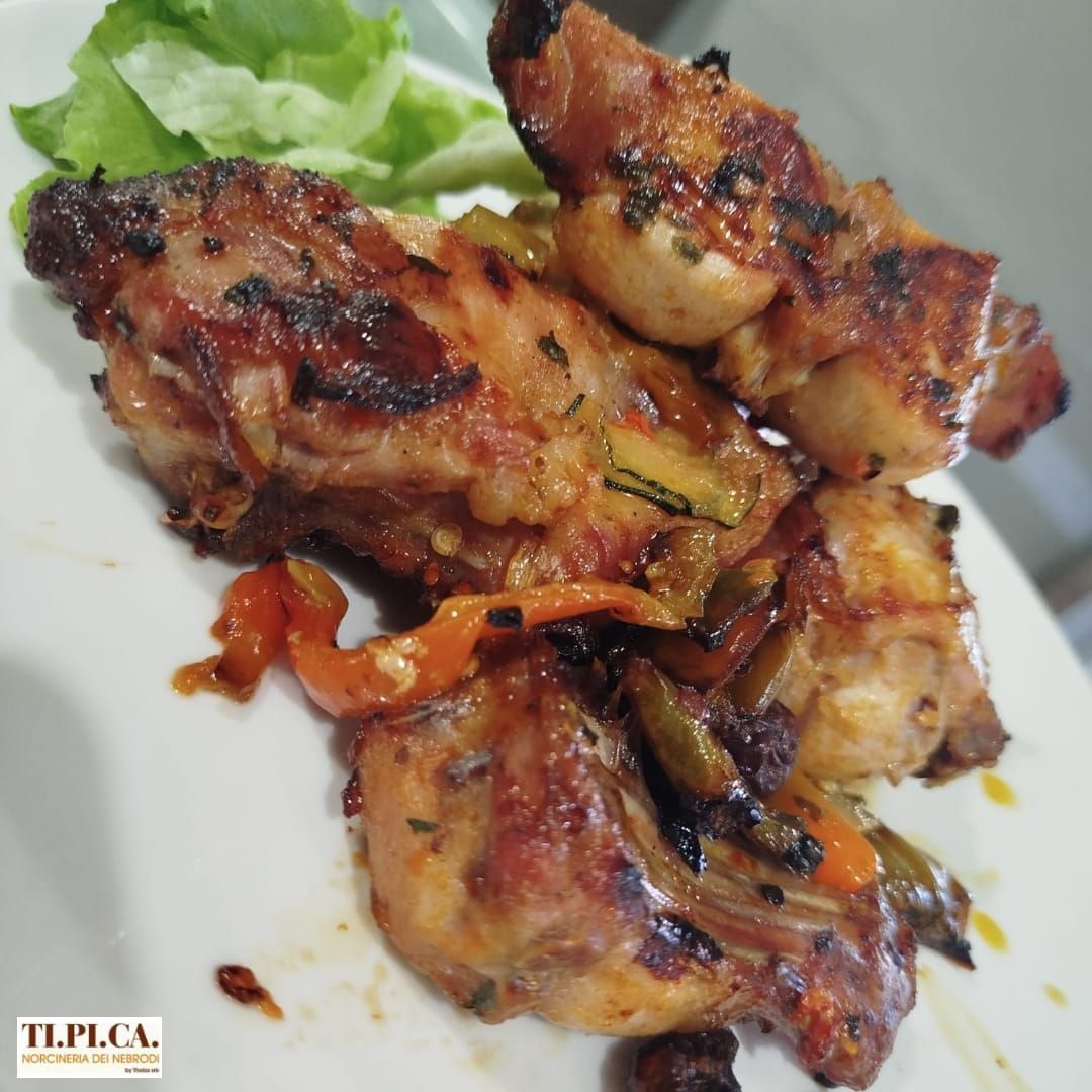 Un primo piano di un piatto di cibo con il logo tlplca su di esso