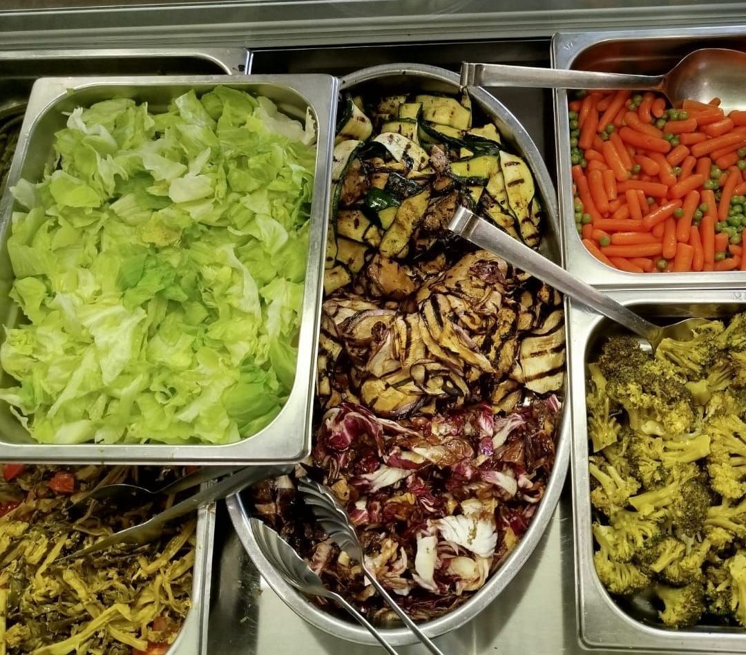 Un buffet ricco di tantissimi tipi diversi di cibo.