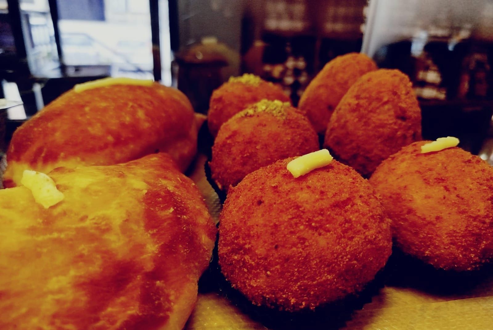 Un primo piano di un mucchio di cibo su un tavolo