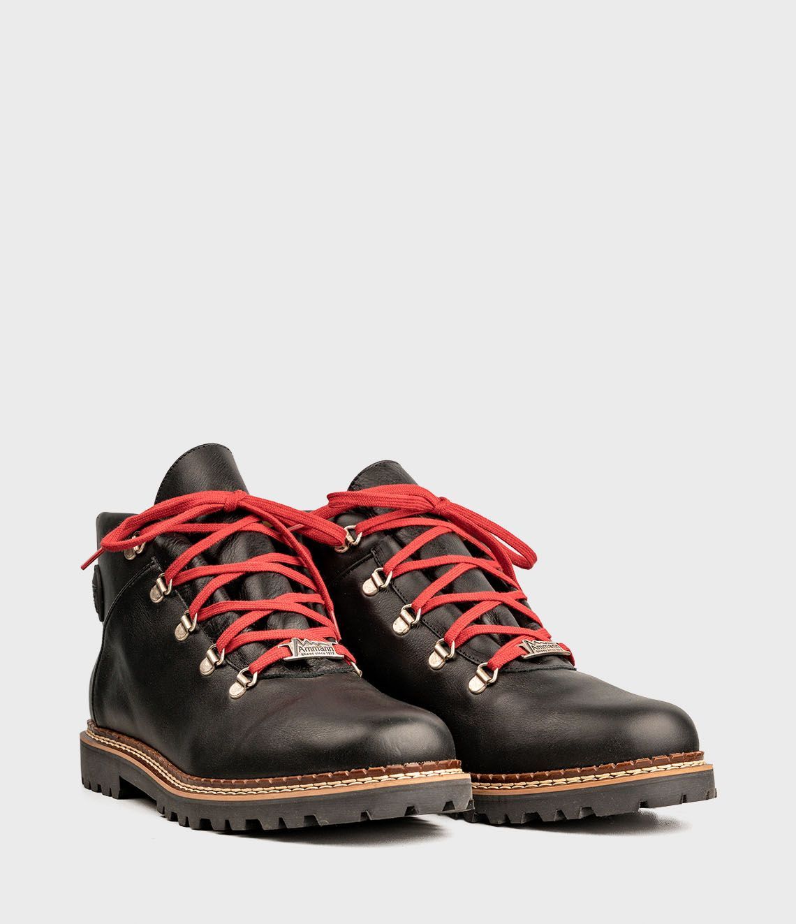 Chaussures de randonnée noires avec lacets rouges.